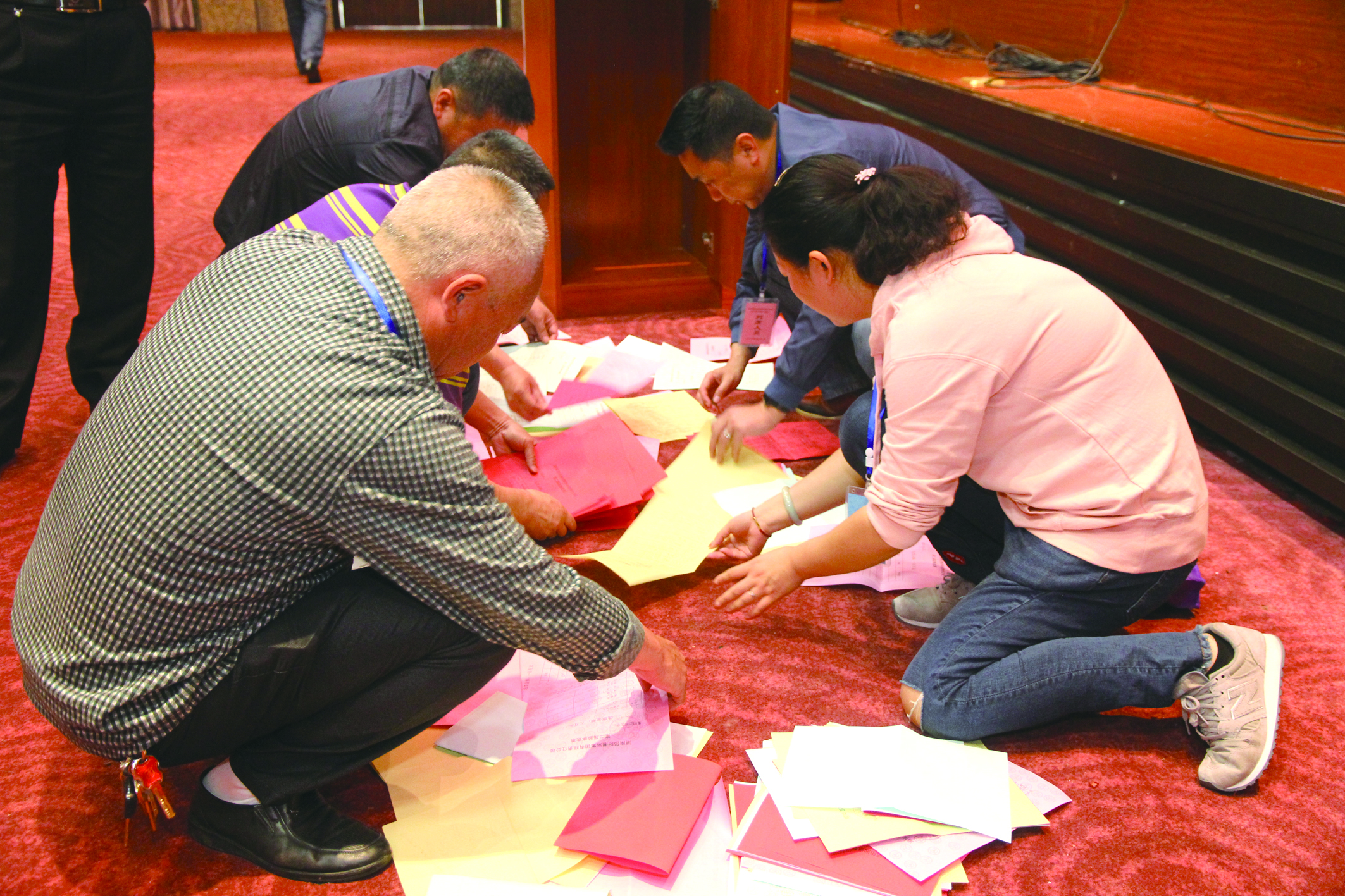 圖為工作人員在仔細(xì)清理選票。
